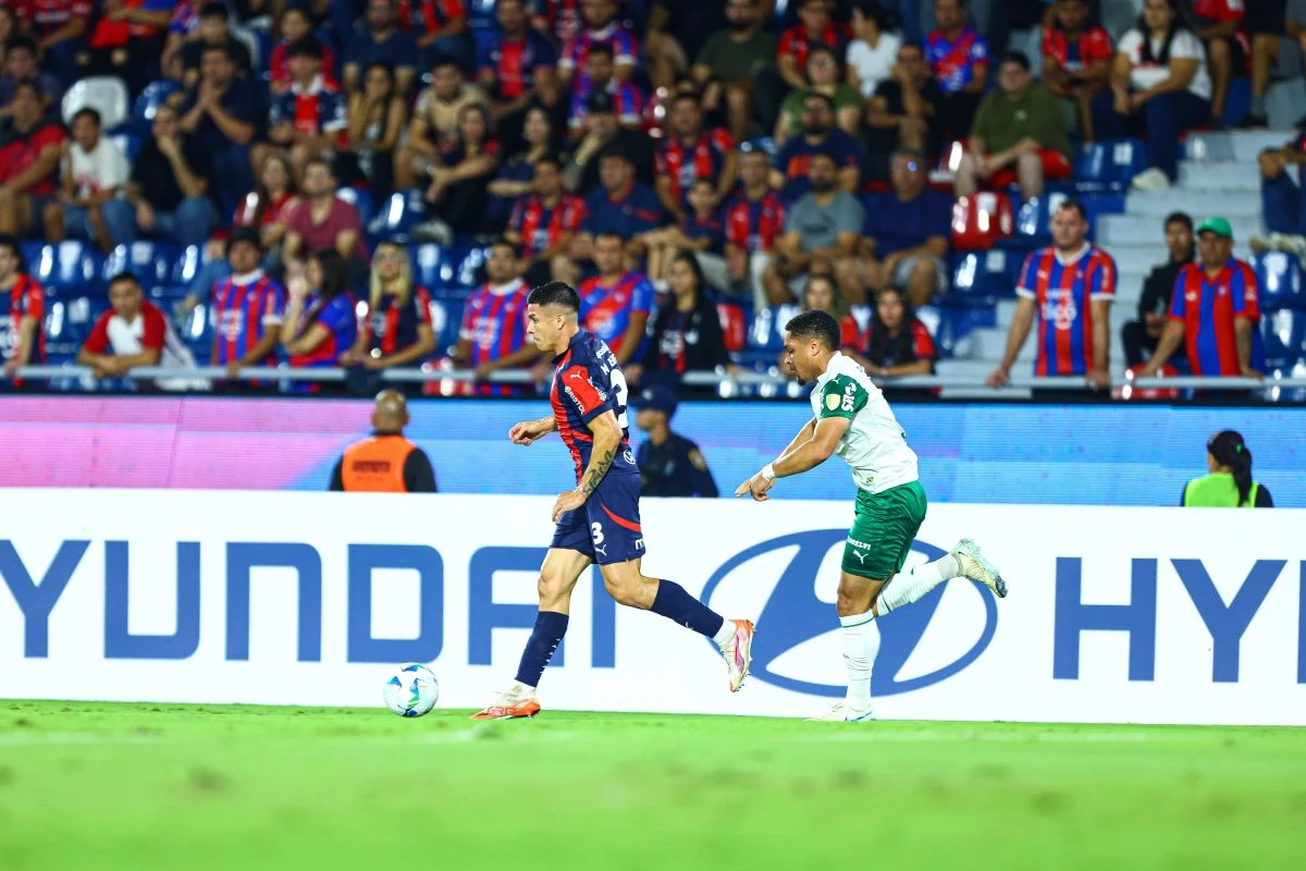 Palmeiras: Vitor Roque perde gol inacreditável na Libertadores. Veja