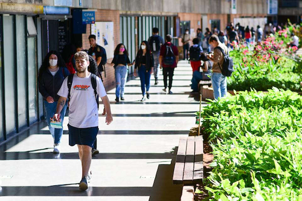 Pelo fim da greve nas universidades, governo mexe com carga horária