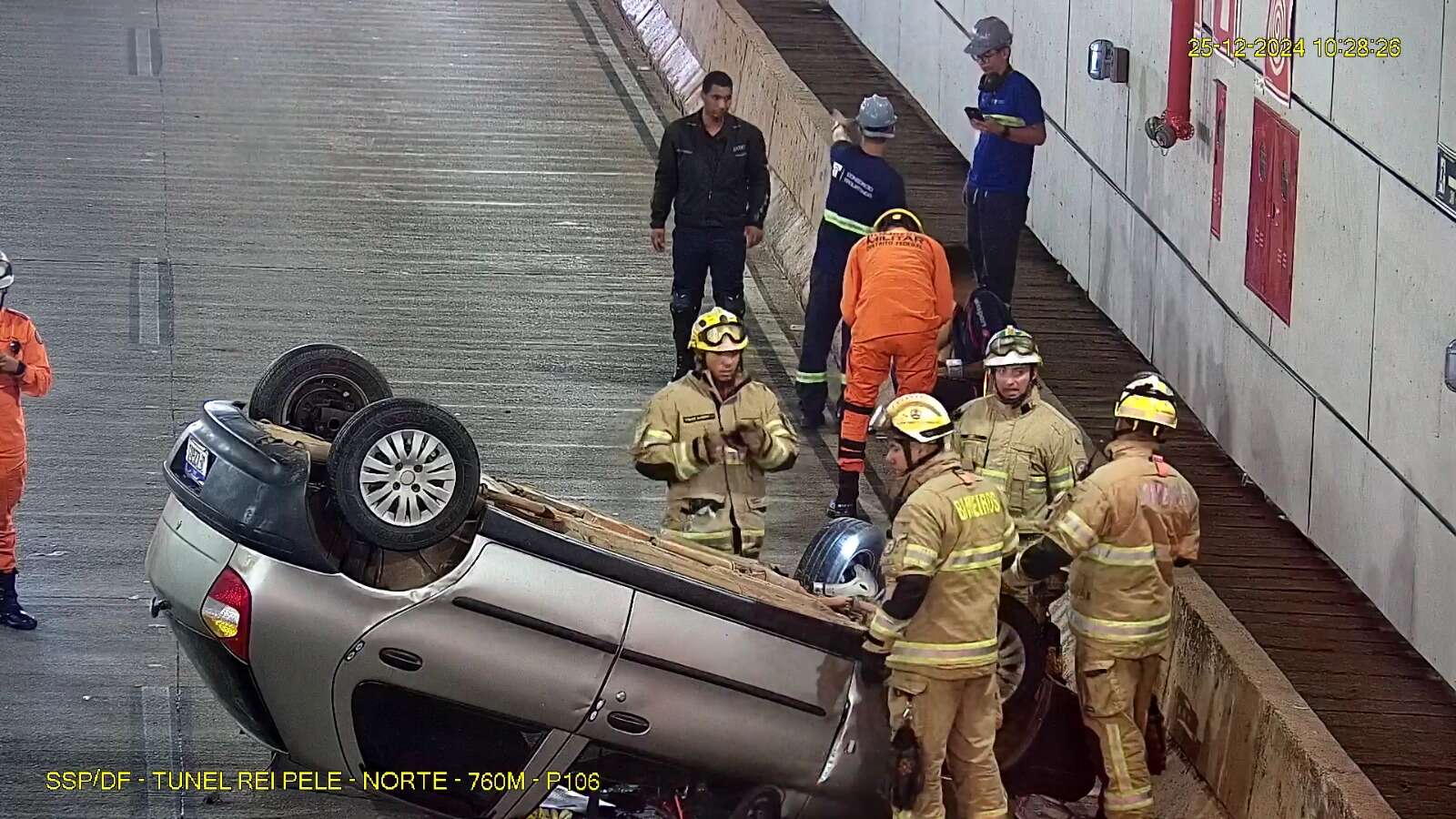 Carro capota dentro do túnel Rei Pelé e faixas são interditadas