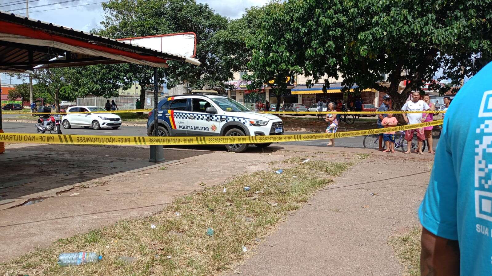 Homem morre após ser baleado e cair no estacionamento de lava-jato