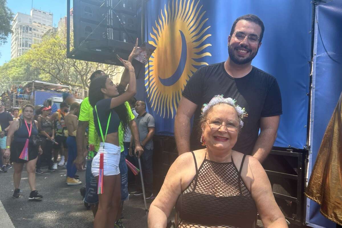 Vídeo: amigos levam paciente de câncer para curtir o Carnaval de SP