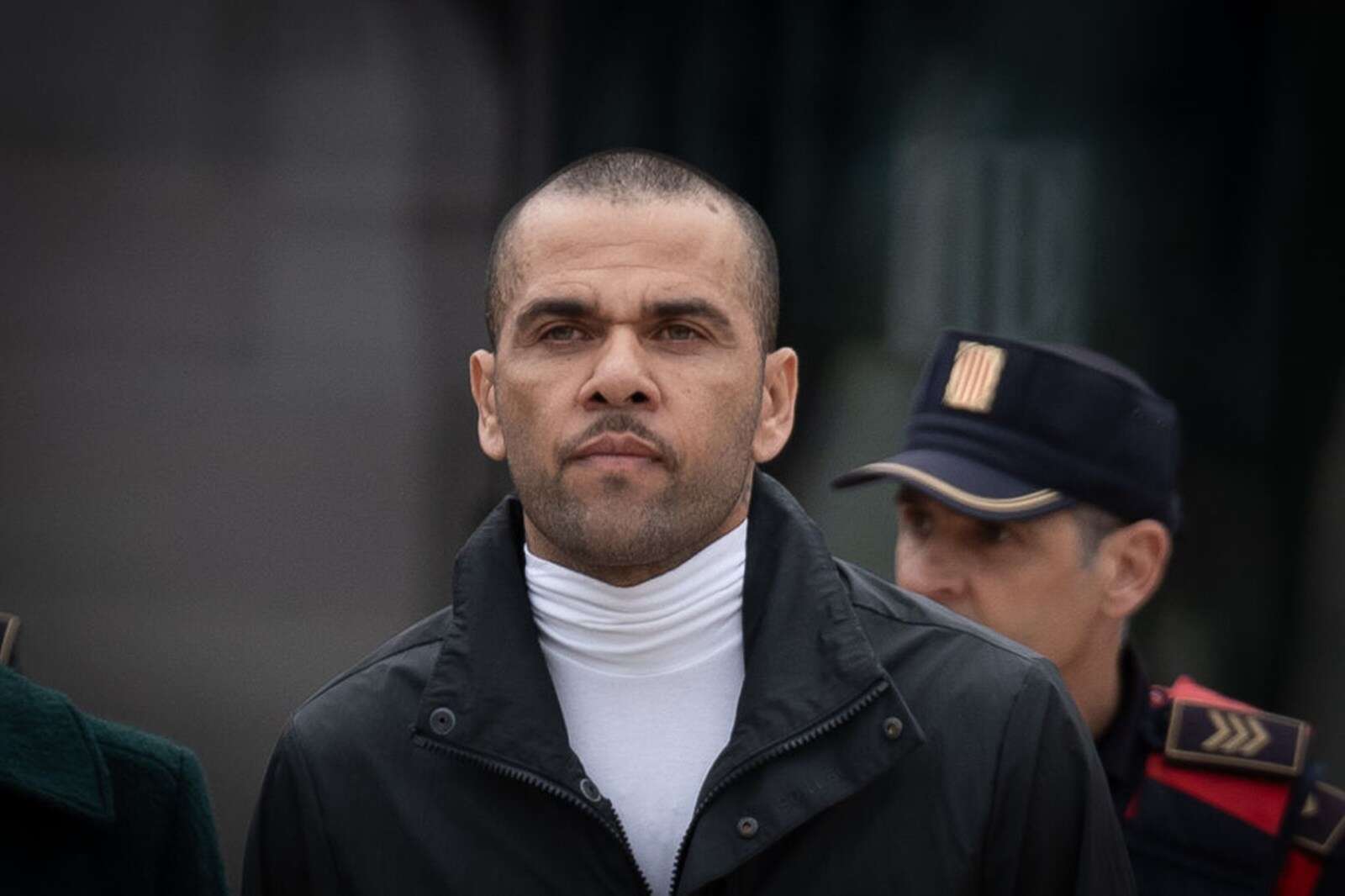 Daniel Alves é condenado indenizar músicos em R$ 80 mil: entenda