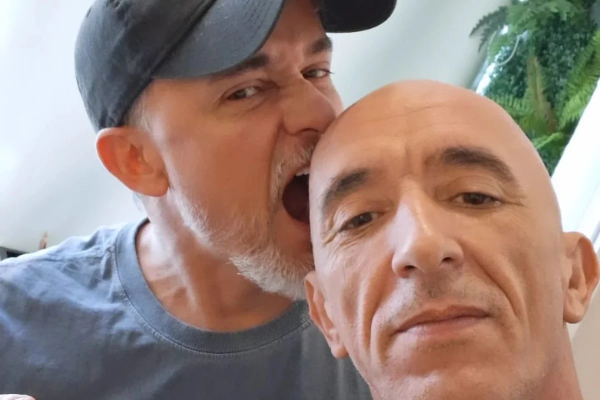 Irmãos Cravinhos posam juntos, citam “vencer demônios” e web reage