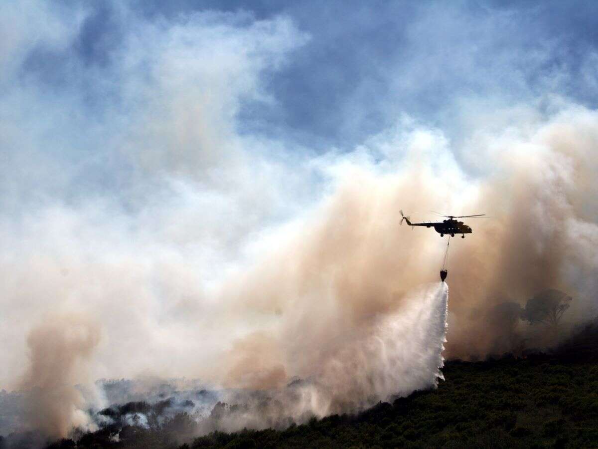 Pilotos atuam no combate aéreo de incêndios e encaram riscos de morte