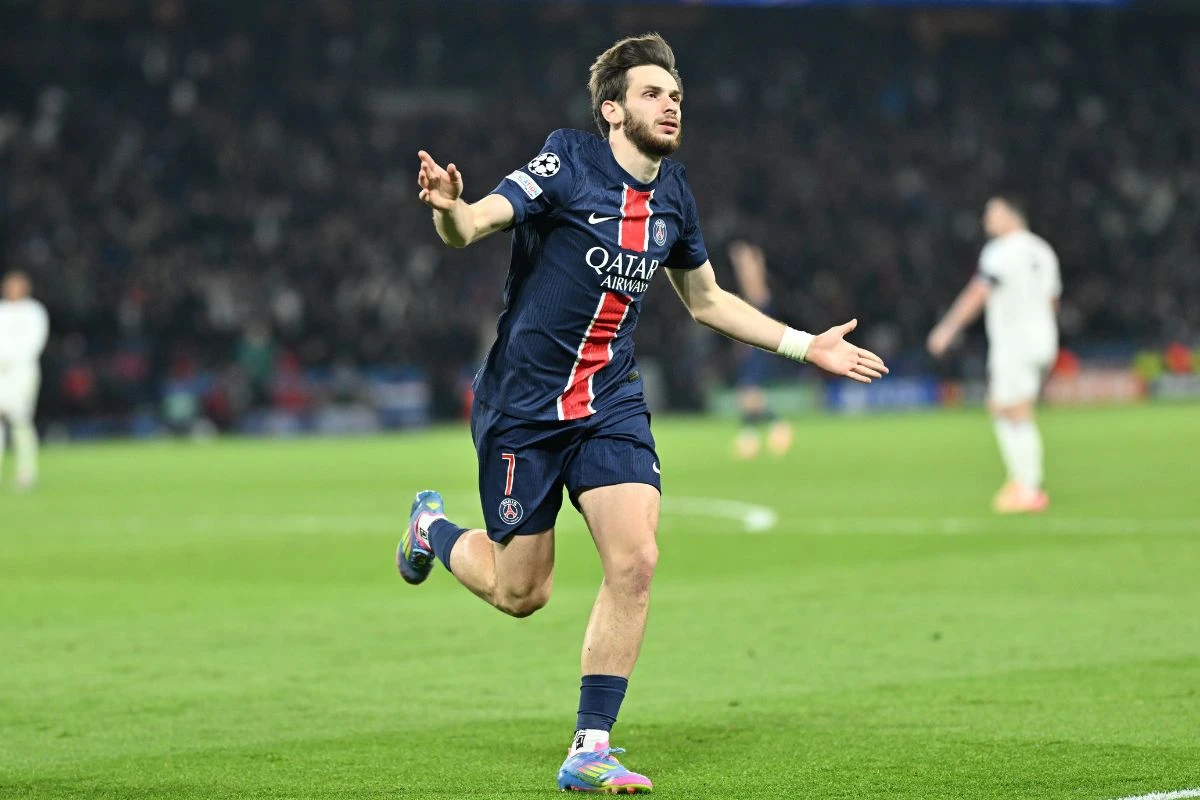 Vídeo: Kvaratskhelia humilha zaga e vira para o PSG na Champions