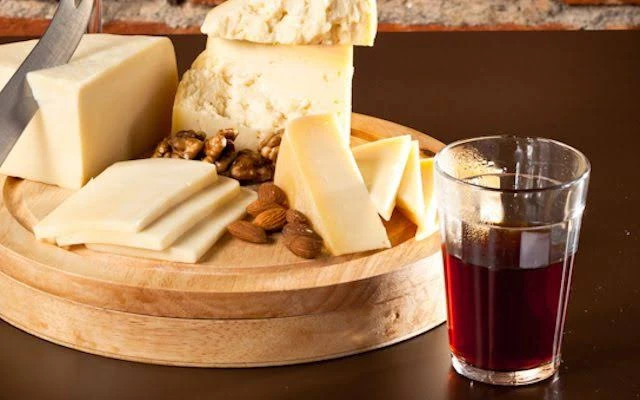 Queijo prato x muçarela: veja diferenças e qual usar em cada receita