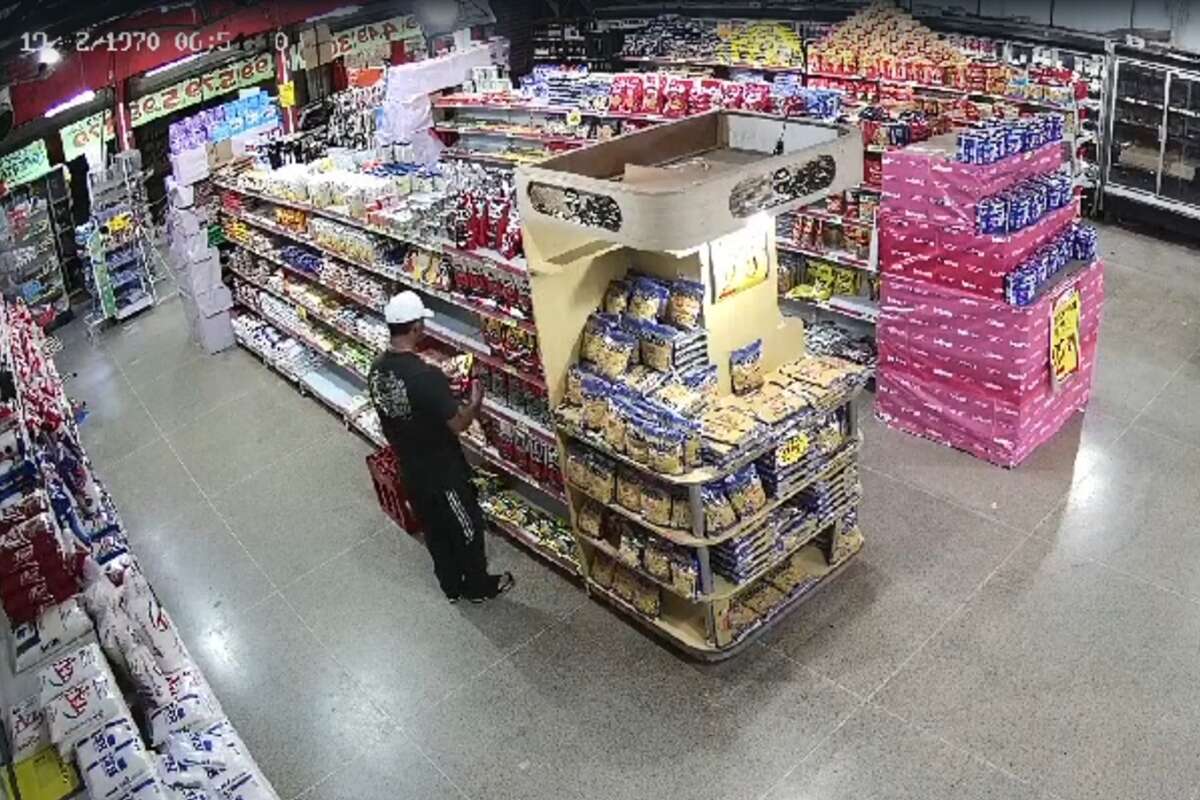 Vídeo: homem é flagrado furtando pacote de café em supermercado