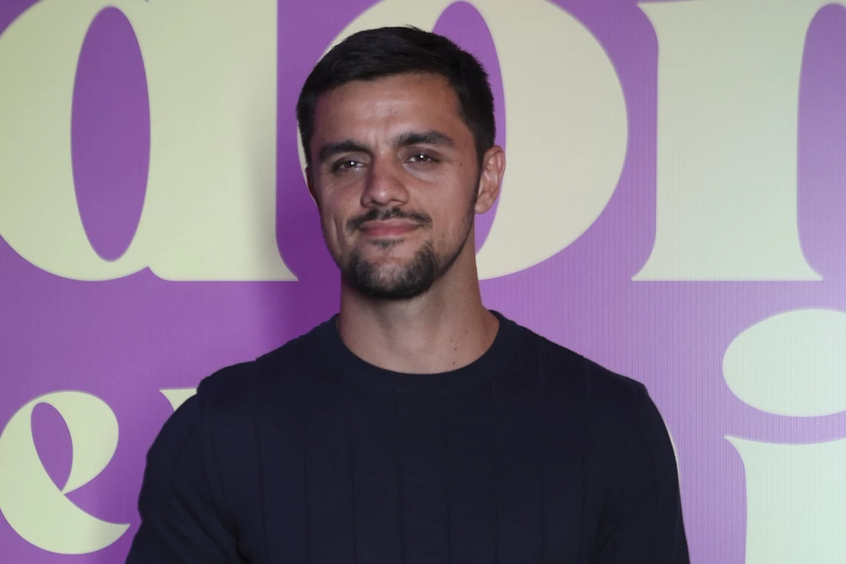 Felipe Simas diz que pensou em largar carreira de ator após conversão
