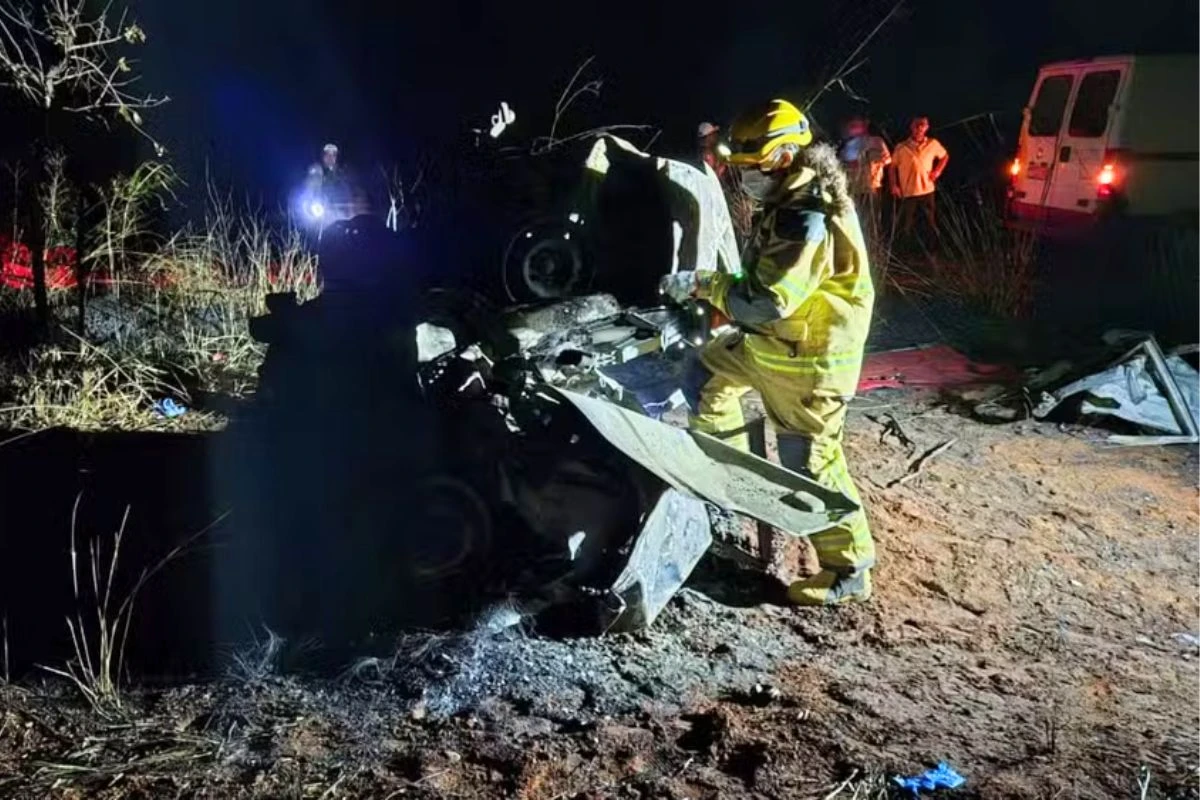 Carreta atinge carro e mata cinco pessoas; bebê está entre as vítimas