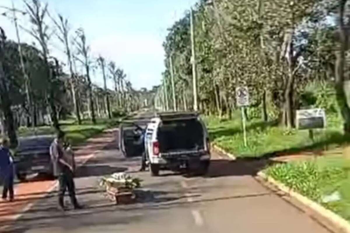 Vídeo: caixão cai de carro funerário a caminho do cemitério em MS