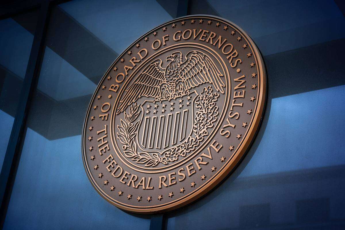 Apesar da pressão de Trump, Fed interrompe cortes e não mexe nos juros