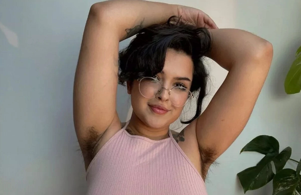 Mulher larga medicina e ganha R$ 2 milhões exibindo axilas peludas