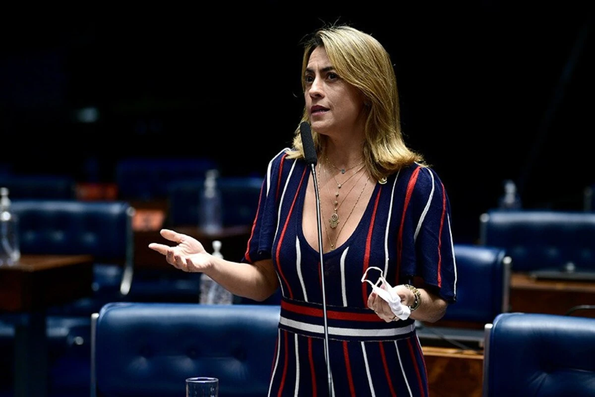 “Não tomo mais água e café do Senado”, diz senadora com medo de veneno