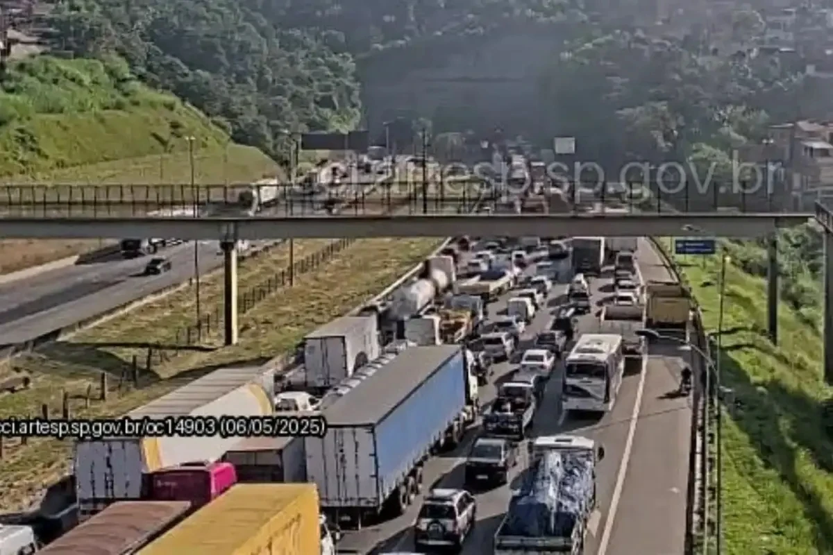 Acidente deixa Régis Bittencourt interditada e gera congestionamento