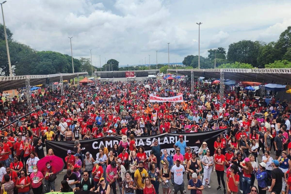 Professores da rede pública do DF amanhecem em greve nesta 2ª feira