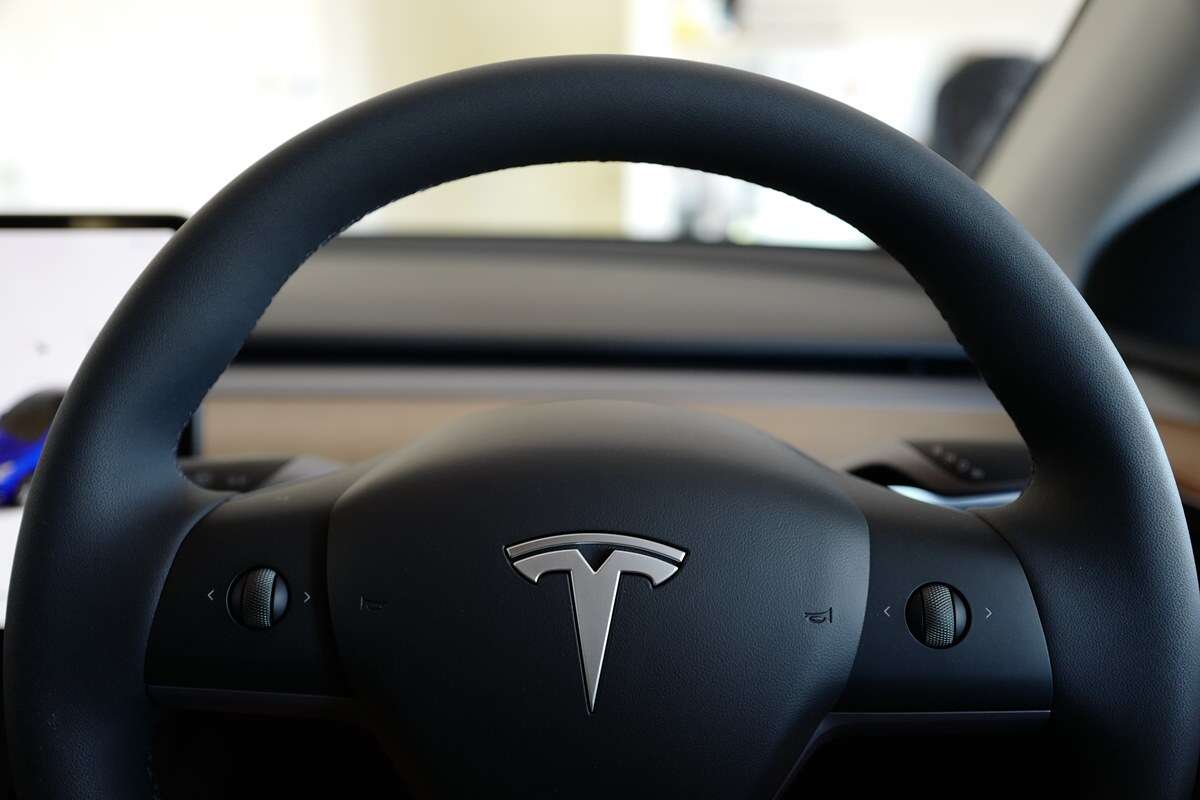 Tesla, de Elon Musk, frustra mercado e vê lucro despencar mais de 70%