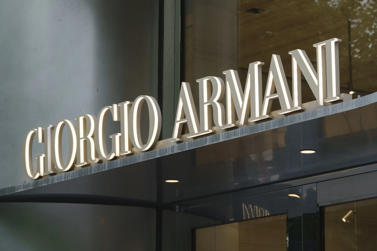 Giorgio Armani é multado por conexão com mão de obra ilegal e precária