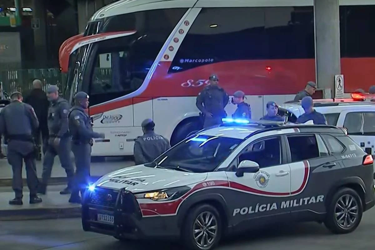 PM atira em suspeito dentro de ônibus e causa confusão na Barra Funda