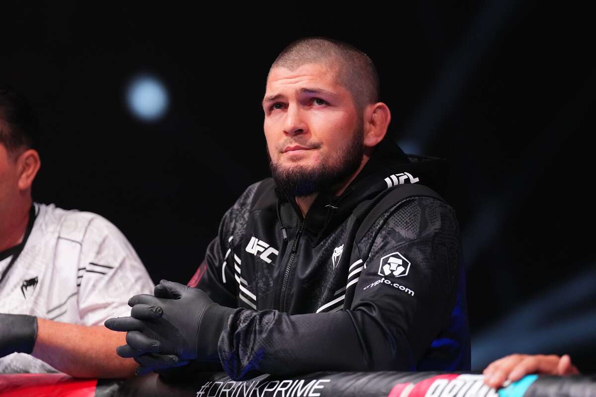 Companhia aérea rebate versão de Khabib sobre expulsão de avião