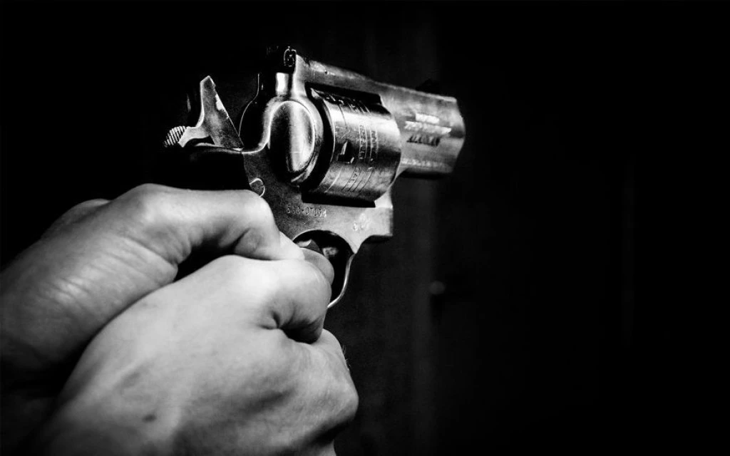 Miolos estourados: homem sobrevive a tiro na cabeça próximo a igreja