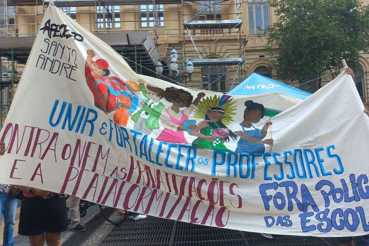 Professores da rede estadual de São Paulo aprovam greve