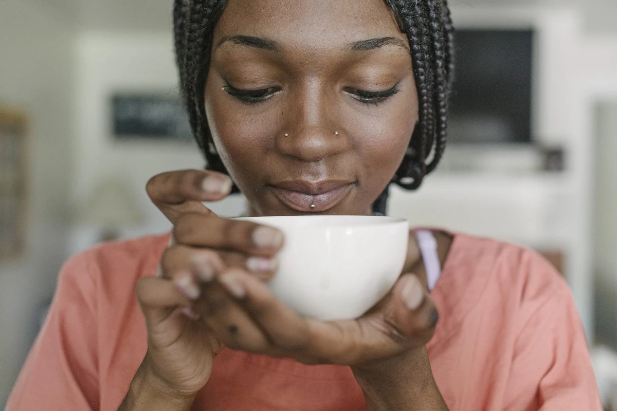 Chá de folhas de nespereira: veja como fazer infusão anti-inflamatória