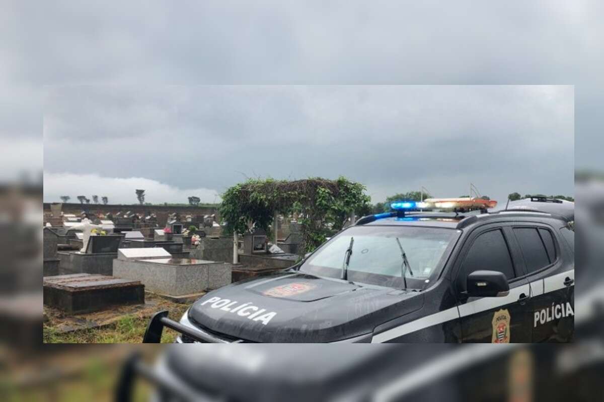 Corpo de homem é encontrado em cemitério com cabo de vassoura no ânus