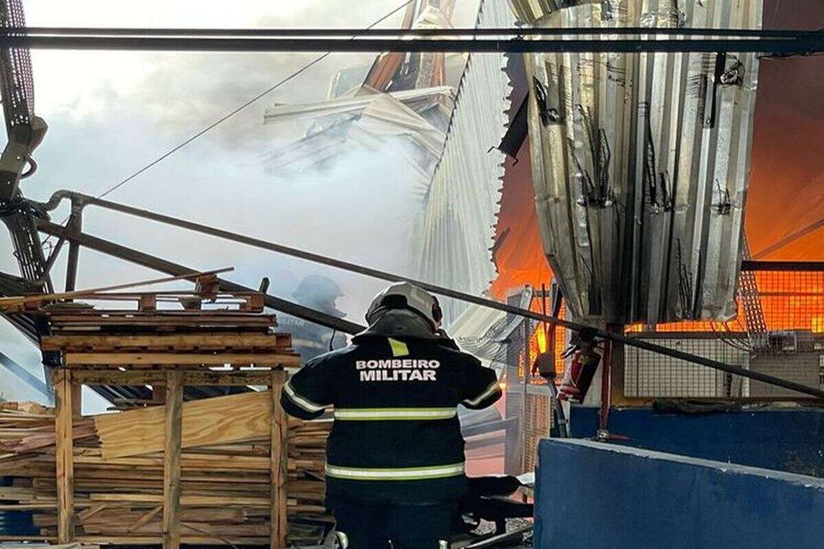 Incêndio atinge fábrica de colchões em Olinda