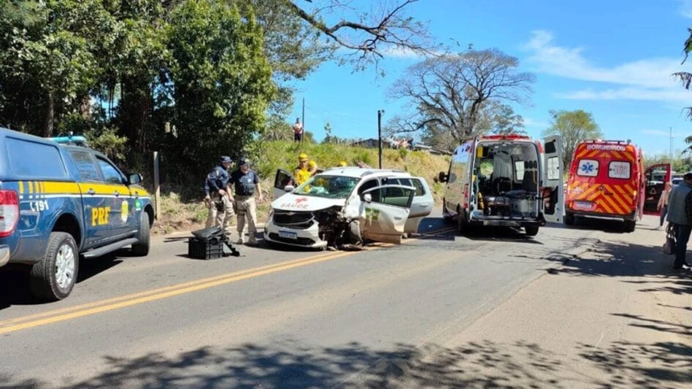 SC: colisão envolvendo carro da saúde deixa 7 feridos na BR-282