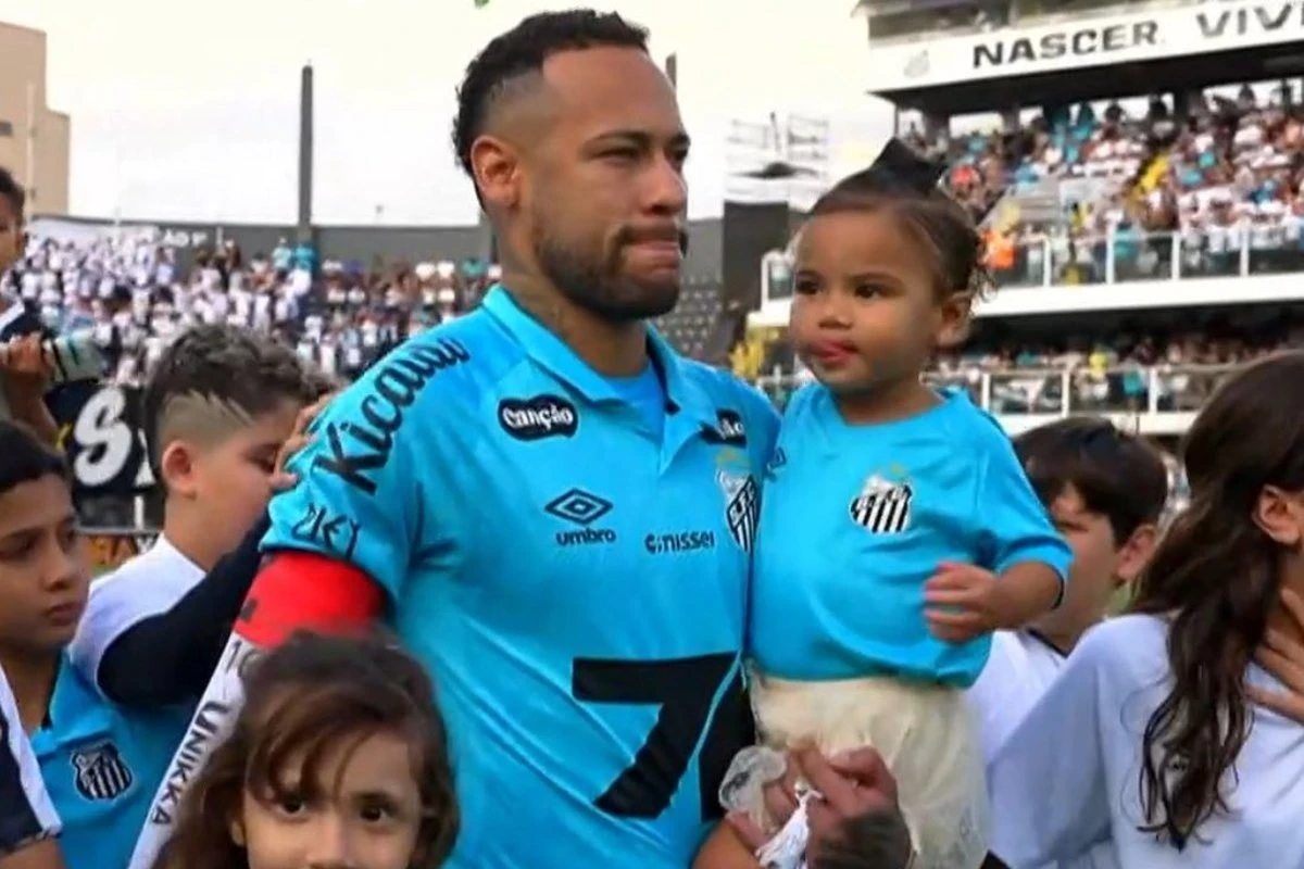 Mavie entra em campo nos braços do pai Neymar e rouba a cena