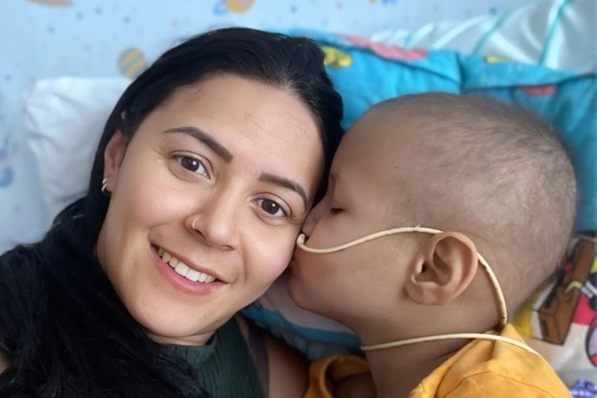 “Tinha algo errado”, diz mãe após filho ter tumor confundido com gripe