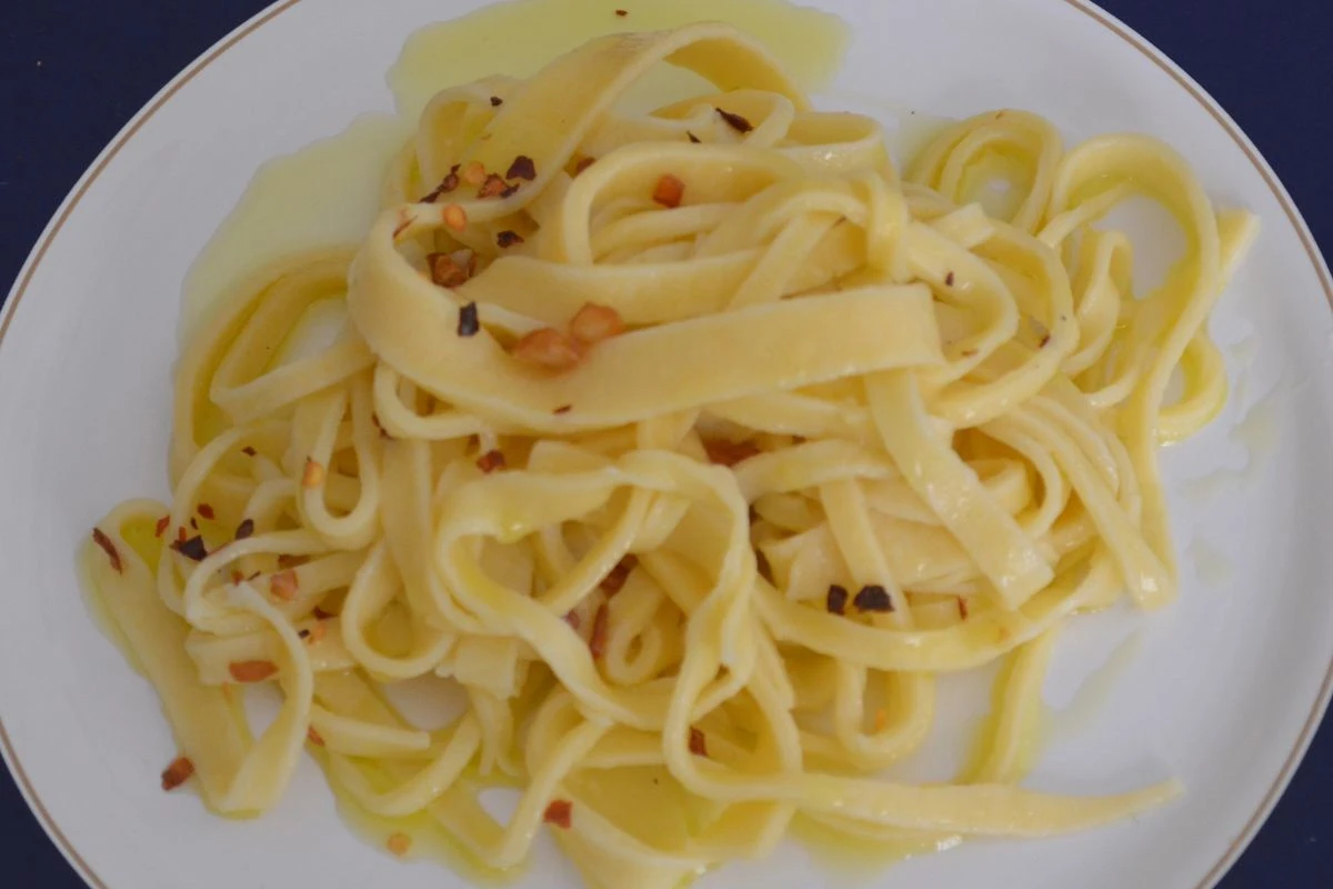 Chef ensina como fazer macarrão alho e óleo perfeito em casa; aprenda