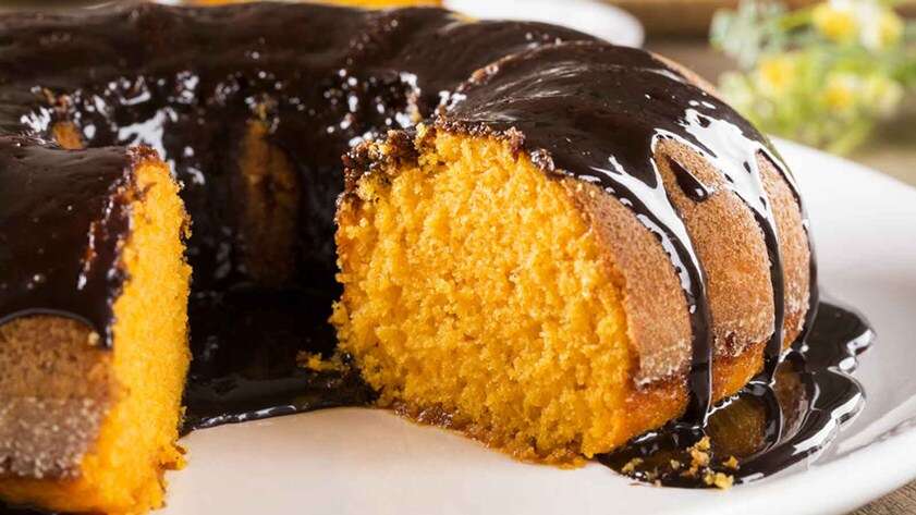 Bolo de cenoura fofinho com calda de chocolate: veja a receita simples