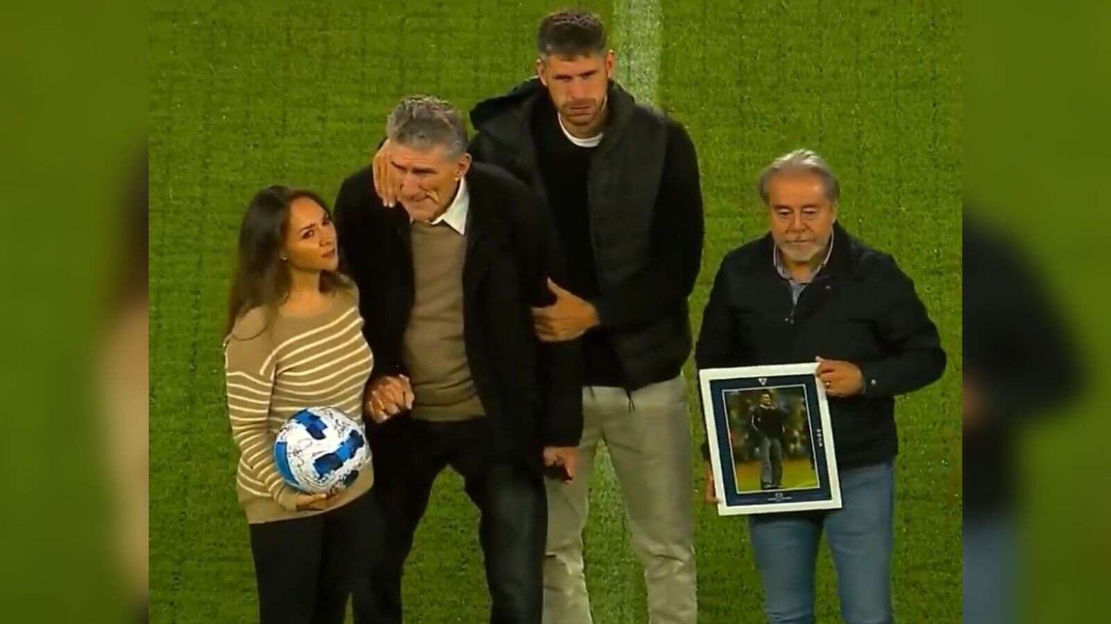 Edgardo Bauza, ex-treinador do São Paulo, é homenageado no Equador