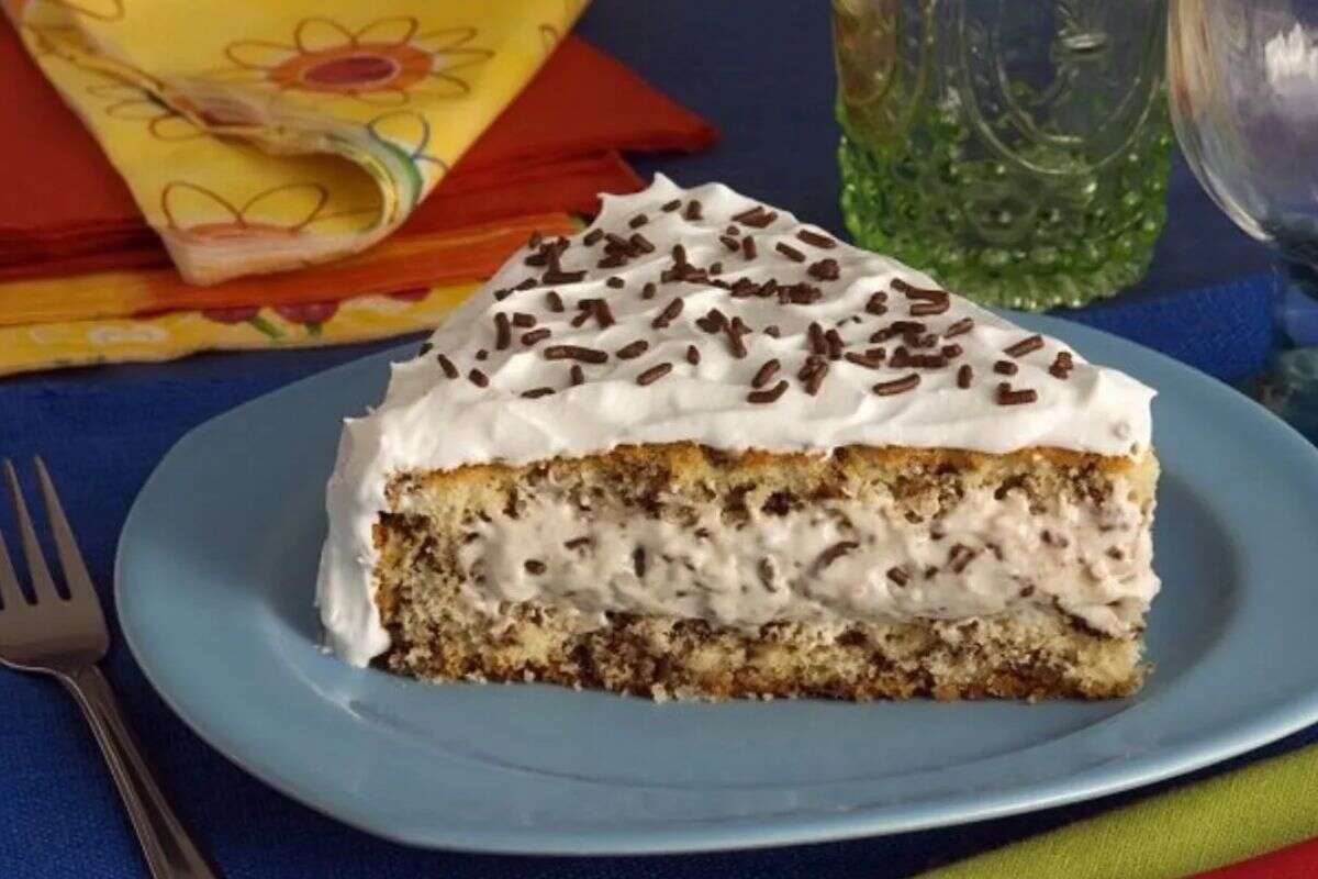 Bolo de flocos de chocolate: receita é perfeita para servir em festas