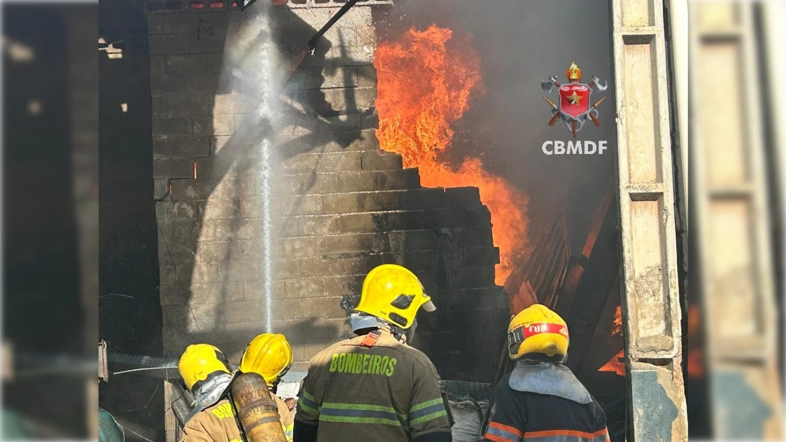 Homem sofre queimaduras nas costas e pescoço após incêndio em galpão