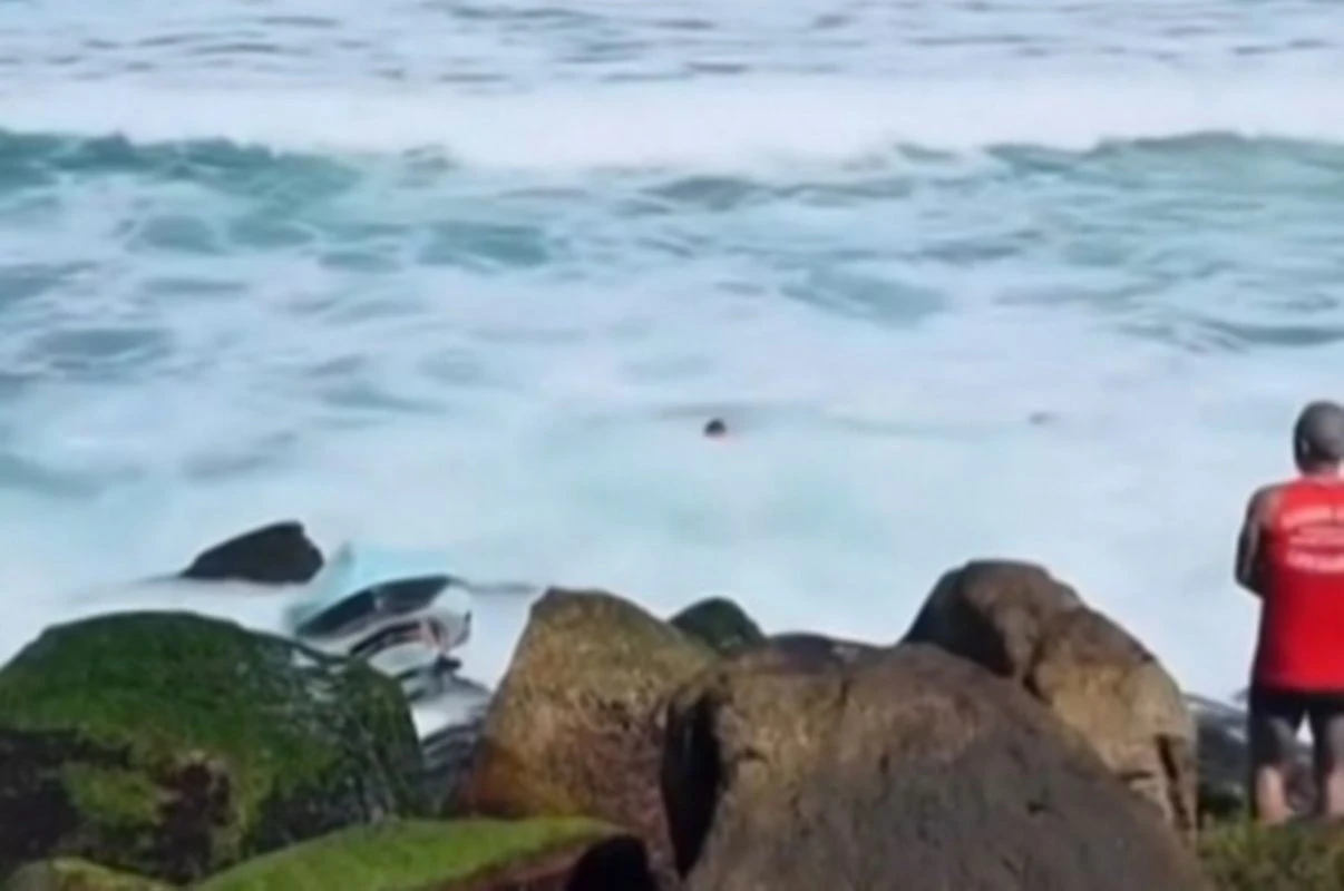 Vídeo: jet ski vira ao ser atingido por ondas e casal cai no mar no RJ