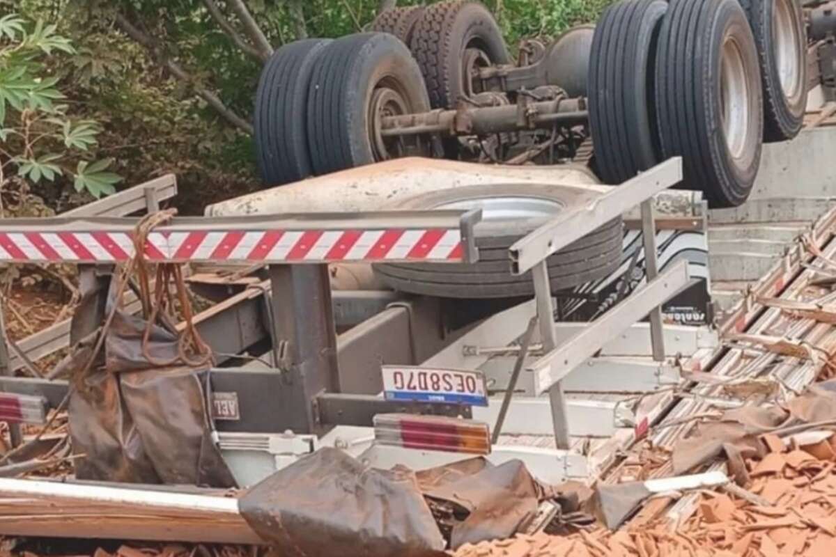 Caminhoneiro morre após veículo tombar em PE; ajudante ficou ferido