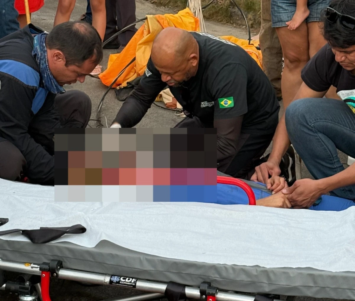 Vídeo flagra queda de mulher após saltar de paraquedas em Góias; veja
