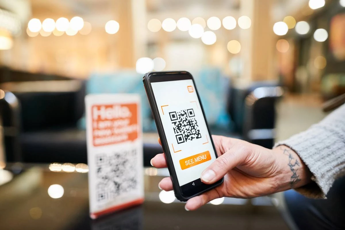 Justiça decide que placas de obras públicas do DF devem ter QR Code