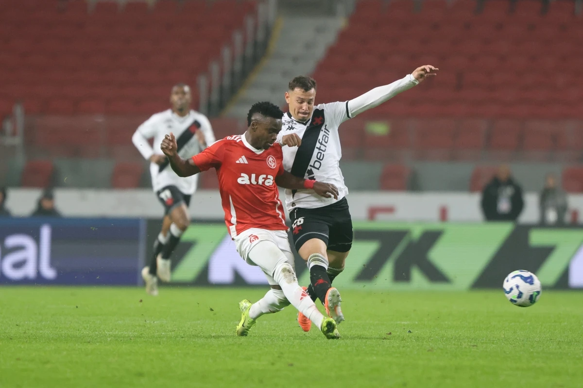 Vasco tem goleiro expulso e cede empate ao Inter no fim do jogo