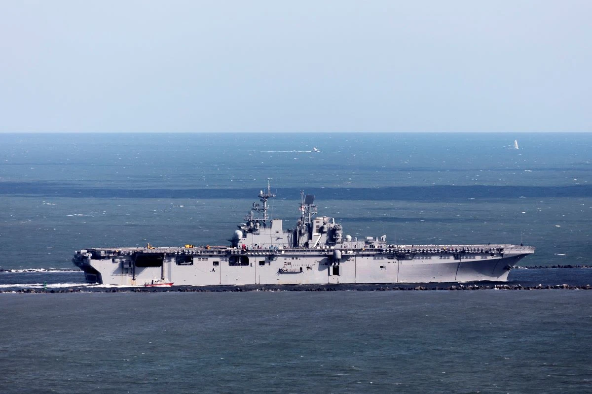 Frota naval dos EUA recua de área próxima à Venezuela devido a furacão