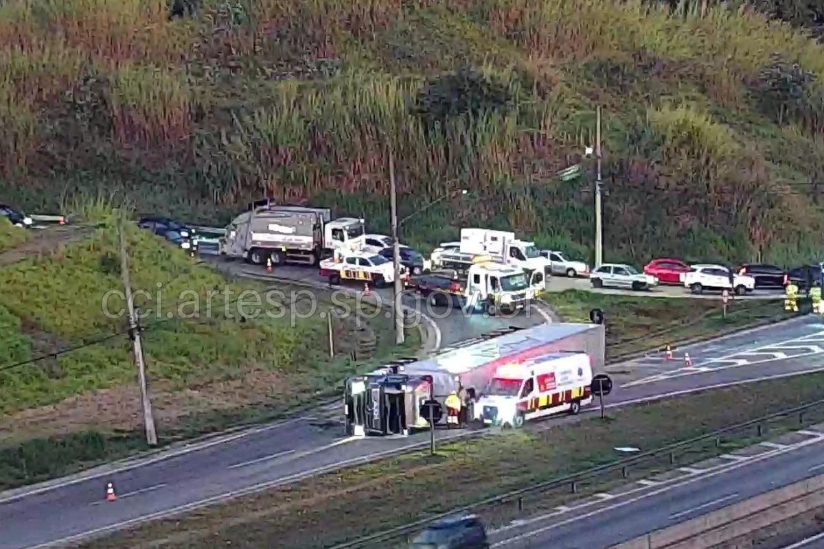 Trecho da Anhanguera em SP é interditado após tombamento de carreta