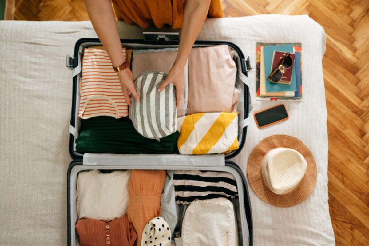 Partiu férias? Veja dicas para economizar em viagens e comprar roupas