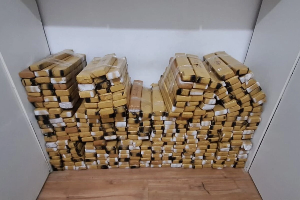 Conta de luz ajuda PM a encontrar meia tonelada de droga em residência