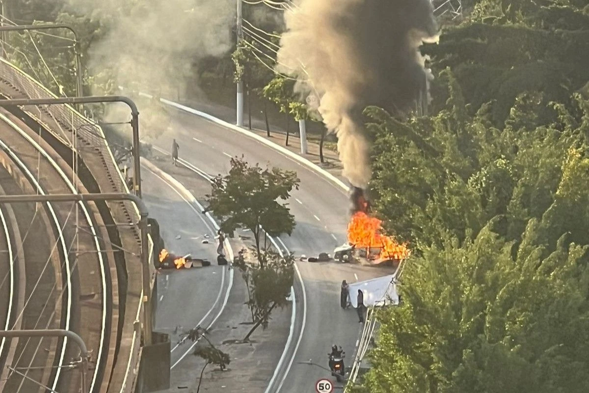 Moradores protestam após morte de jovem baleado pela PM na zona sul
