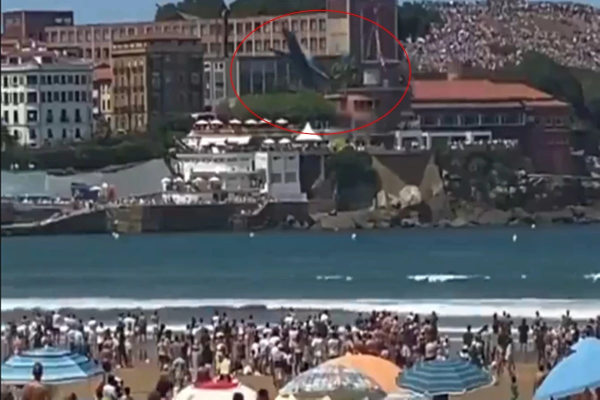 Vídeo: caça faz manobra arriscada e voa baixo durante show aéreo