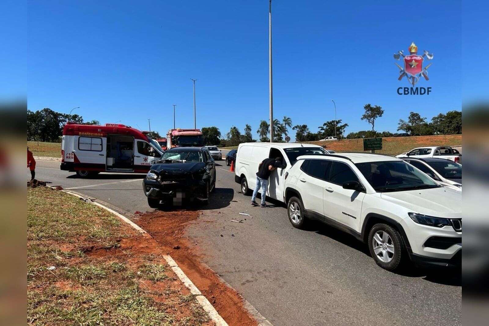 Motorista fica ferido após colisão entre 4 veículos próximo à Ponte JK