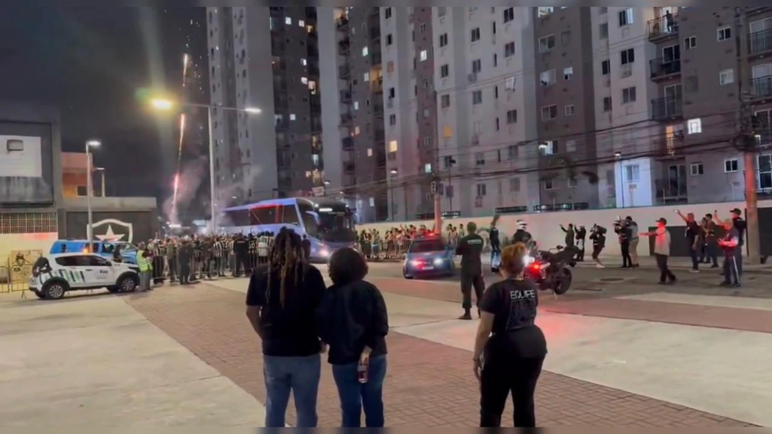 Vídeo: torcida do Botafogo se confunde e faz festa para ônibus errado