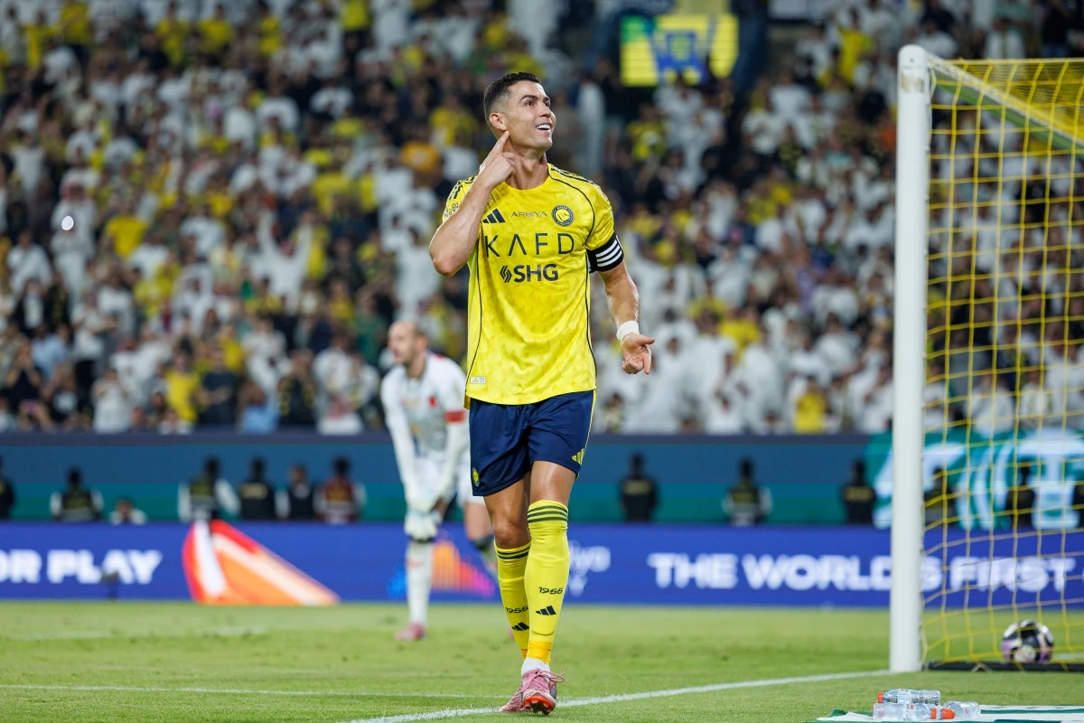 Cristiano Ronaldo faz dois gols e se aproxima de gol mil; confira